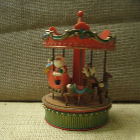 Vintage Hallmark Santa & Reindeer Carousel Music Box - Picture 2 of 16